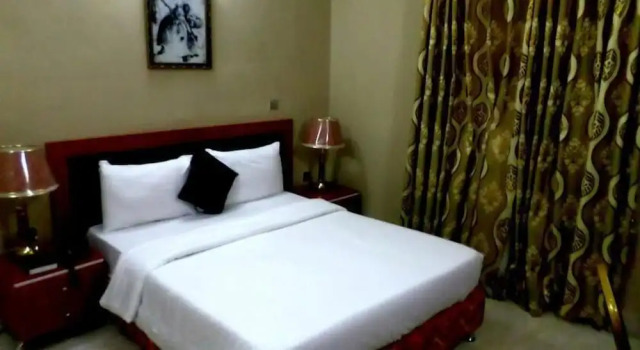 Номер Executive B's Hive Hotel & Suites
