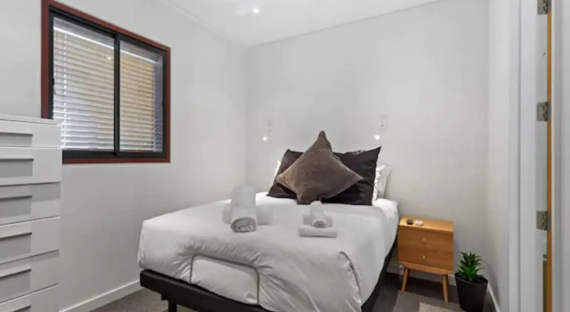 Lovely view apartment - free parking, pool and gym