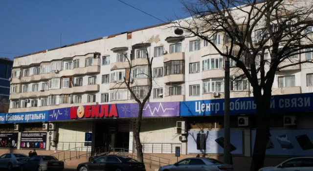 Макатаева 81 уг Абылай хана, АРБАТ ЦЕНТР 2х комн, Забронировать Апартаменты/квартира Отели Алматы с парковкой, рядом с Станция метро Жибек Жолы, Парковка