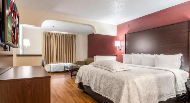 Номер Premium Red Roof PLUS+ & Suites Atlanta Airport South