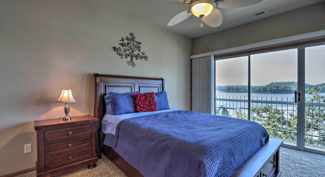Lake-view Pool + Boat Slip! Ozarks Condo, Prenota Appartamento Lake Ozark 