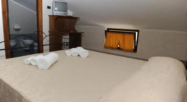 Standard Doppel Zimmer Dachboden Hotel La Cometa