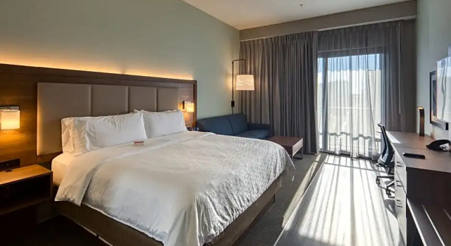 Двухместный номер Standard с балконом Holiday Inn Express & Suites - Charlotte - South End by IHG