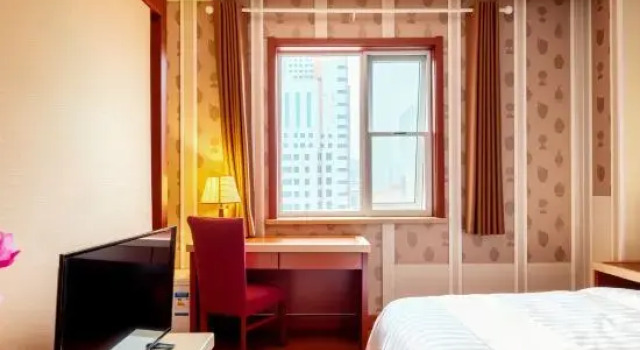 Номер Deluxe Hua Qi Kaiserdom Hotel Zhongshan Road St Michaels Cathedral and Zhanqiao Pier Qingdao