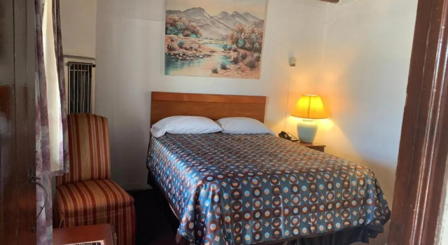 Четырёхместный семейный номер Standard Cottonwood Court Motel