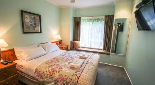 Silver Birches Holiday Village - Unit 3, Book Apartment Hotels in Victoria with a Pool, Swimming Pool