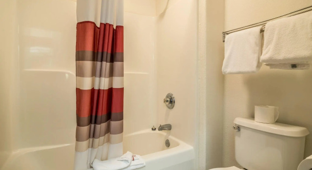 Четырёхместный номер Standard Red Roof Inn Greensboro Coliseum