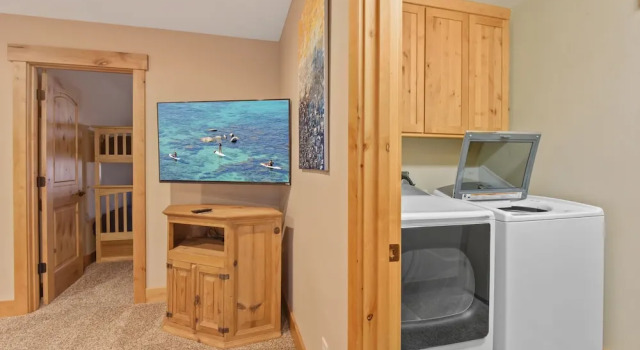 Pine Haven w/ Hot Tub, Walk to Beach - Near Skiing home, Book Feriehus Brockway Nevada