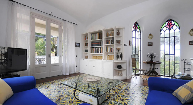 Villa Angelo in Sant Agnello, Забронировать Вилла Коттеджи Сант-Аньелло, рядом с Железнодорожный вокзал Сант-Аньелло линии Circumvesuviana, Коттедж