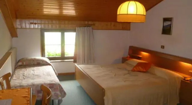 Трёхместный номер Standard Мансарда с видом на горы Albergo Negritella