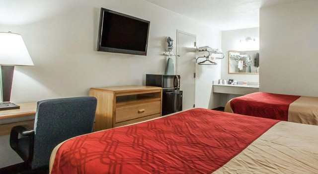 Четырёхместный номер Standard Econo Lodge Inn & Suites Jackson Northwest
