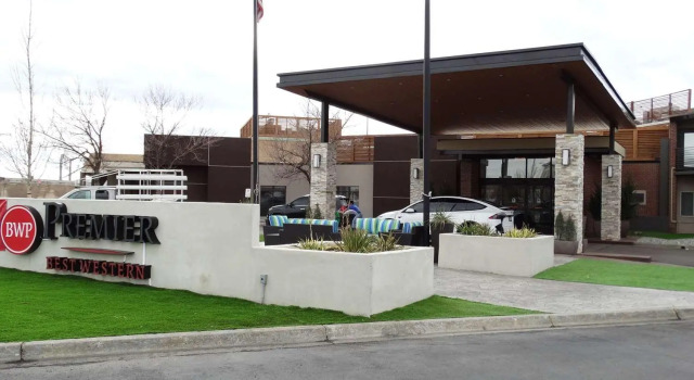 Кровать в общем номере Best Western Denver East