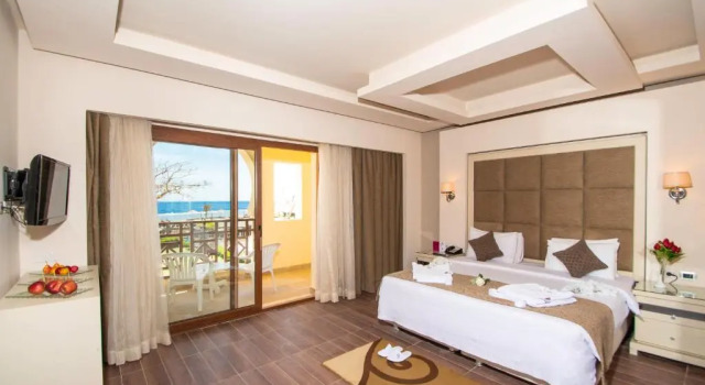 Полулюкс Deluxe рядом с пляжем Charmillion Club Resort