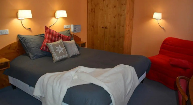 Logis Le Ceans, Rezerwuj Hotel Hotele w Sainte-Colombe z parkingiem, Parking