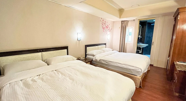 Четырёхместный семейный номер Standard Spring Art Hotel