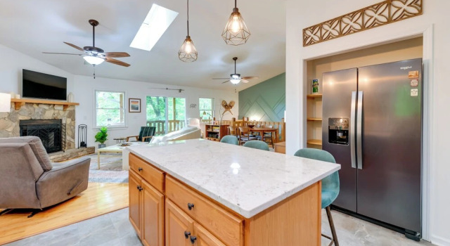Коттедж Updated Home w/ Private Hot Tub & Mtn Views!