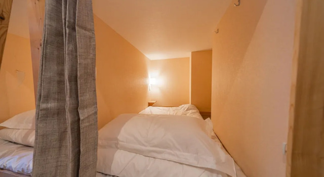 Кровать в общем номере 11Capsules -E JOY INN East Nipoori Branch