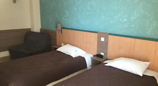 Четырёхместный номер Standard с балконом Hotel Ostria