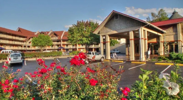 Кровать в общем номере Crossroads Inn & Suites