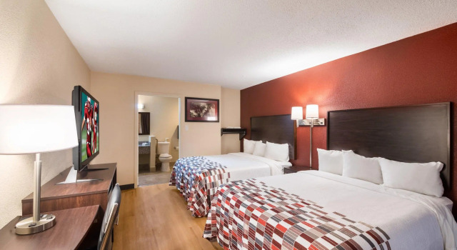 Четырёхместный номер Deluxe Red Roof Inn Temple