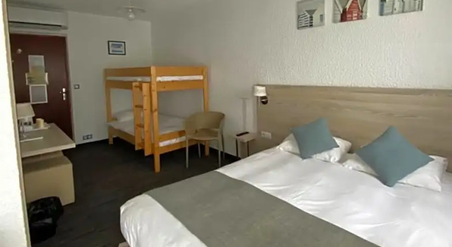 Семейный номер Standard Logis Hôtel de la Plage