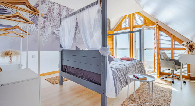Pebble Paradise Beachfront Family Getaway, Забронировать Отель Отели Исторического графства Суссекса с парковкой, Парковка