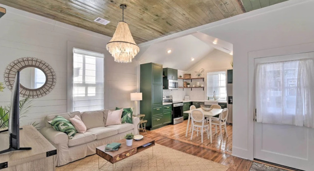 Near Beach & Strand: Bright Cottage in Galveston, Забронировать Дом для отпуска Галвестон Texas Gulf Coast, рядом с Betty Head Oleander Garden Park