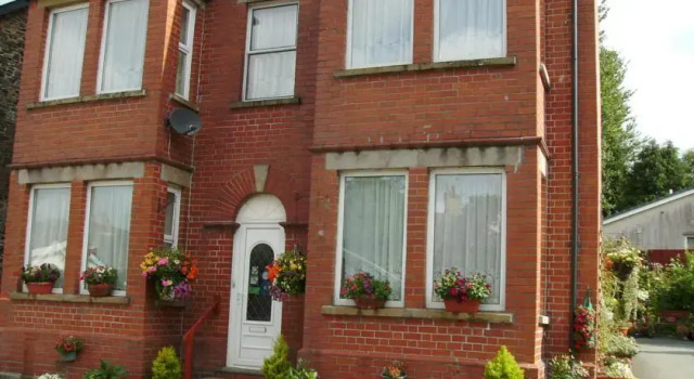 Plasnewydd Bed And Breakfast, Забронировать Отель Лланвртид-Уэлс Повис, рядом с Шерстяная мельница The Cambrian