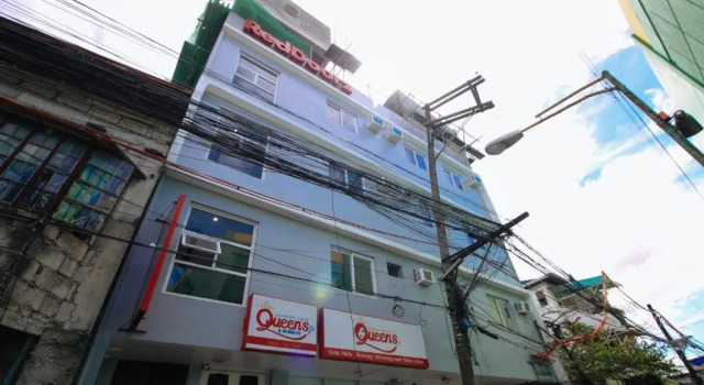 RedDoorz near Zobel Roxas St.