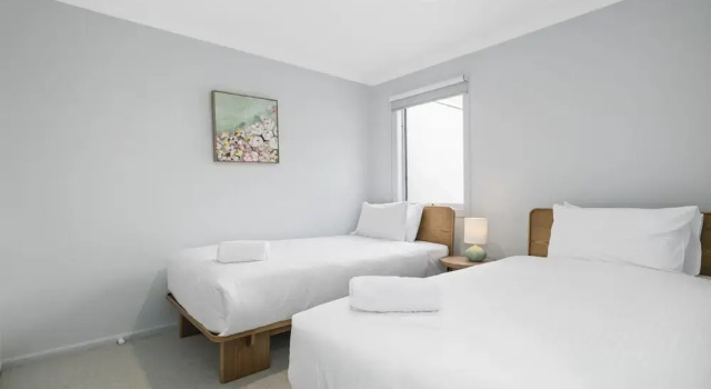 Elegant 3-bed Townhouse in Leafy Kensington, Book Apartment Melbourne 