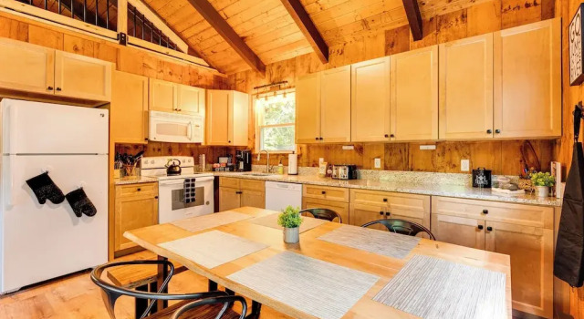 Коттедж 2 Mi to Conway: Cozy Cabin w/ Grill & Yard!