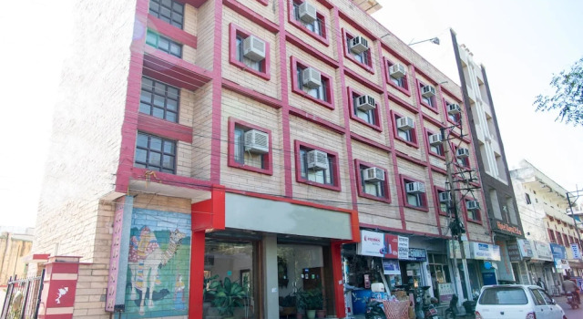 OYO 10323 Hotel Gorbandh