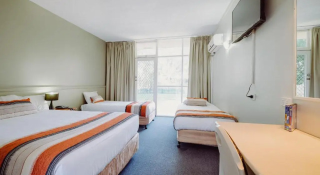 Семейный номер Standard Artesian Spa Motel