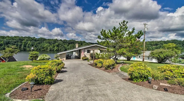 Коттедж Lakefront Hiwassee Home w/ Private Dock & Deck!
