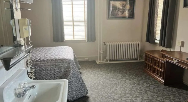 Canfield Hotel, Book Hotel Dubuque 