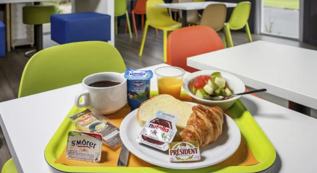 Трёхместный номер Standard ibis budget Caen Mondeville