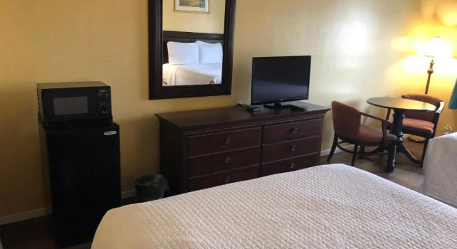 Номер Standard Deluxe Inn & Suites