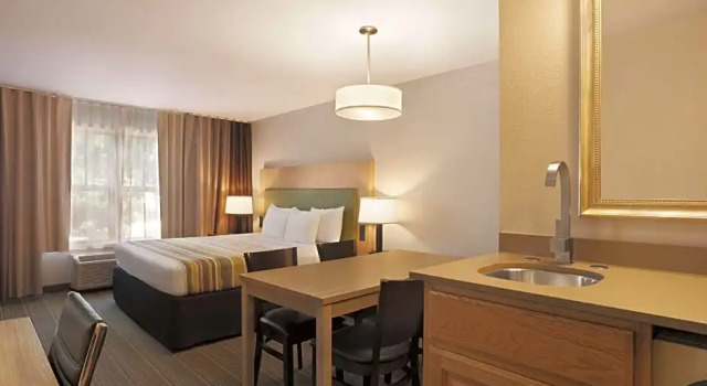 Четырёхместный люкс Country Inn & Suites by Radisson, Madison Southwest, WI