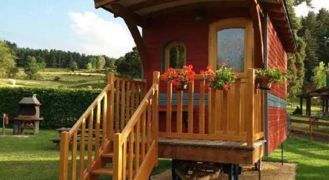 Camping Chez Prosper, Rezerwuj Pole kempingowe Hotele w Owernia z parkingiem, Parking