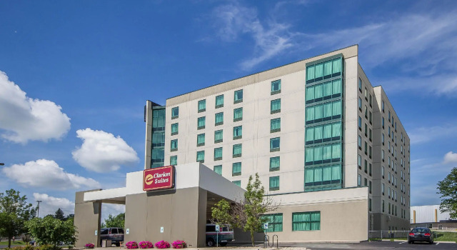 Кровать в общем номере Clarion Suites at The Alliant Energy Center