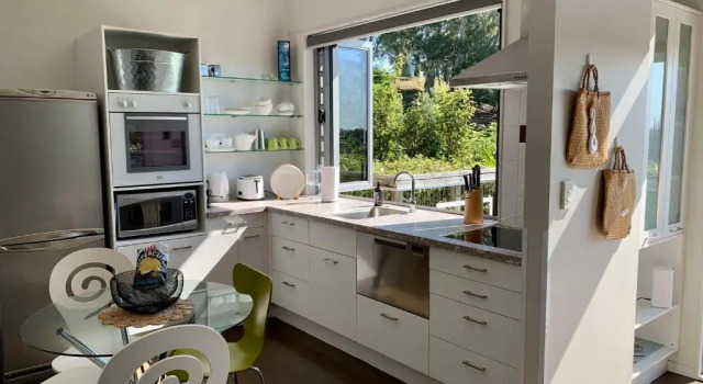 Вилла Lacebark Treetops Cottage: 2 bed/2en-suite option