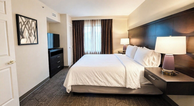 Люкс с 2 комнатами с балконом Staybridge Suites Middleton/Madison-West by IHG