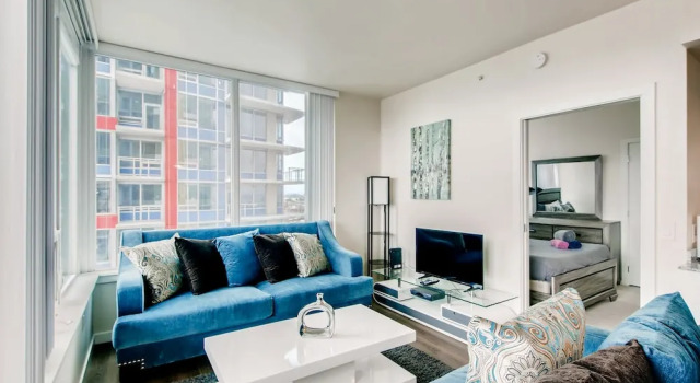 Gorgeous 3 BR  Prime Downtown San Diego, Забронировать Отель Отели Сан-Диего с парковкой, рядом с AD Nightclub, Парковка