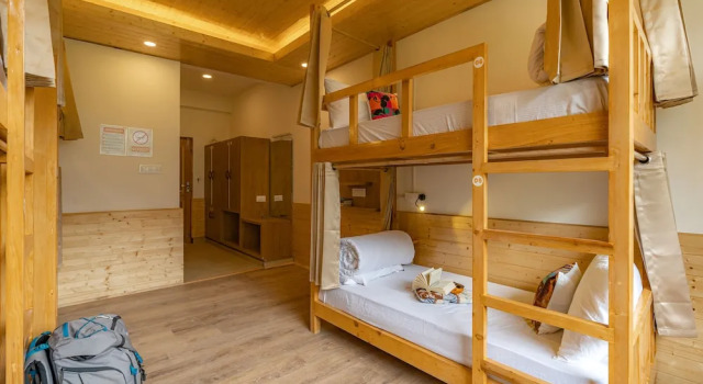 Кровать в общем номере The Social Stays Manali