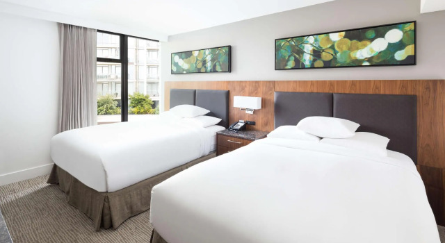 Четырёхместный номер Standard с видом на город DoubleTree by Hilton Hotel & Suites Victoria