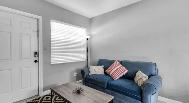Beachside 1BR Nook Near Airport Free Parking