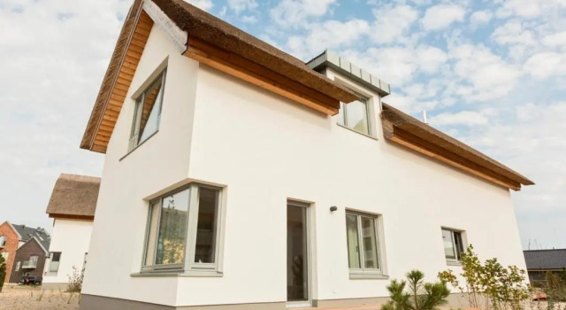 Ostsee - Reetdachhaus Nr 12 "Strandläufer" im Strand Resort, Забронировать Курортный отель Курортные отели Хайлигенхафен, Курортный отель