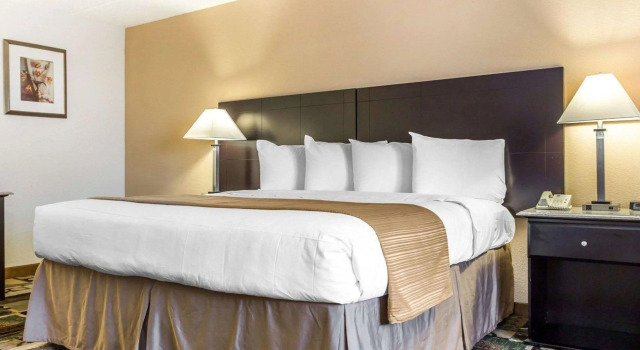 Quality Inn & Suites Coliseum, Забронировать Отель Гринсборо Северная Каролина, рядом с Торговый центр Four Seasons
