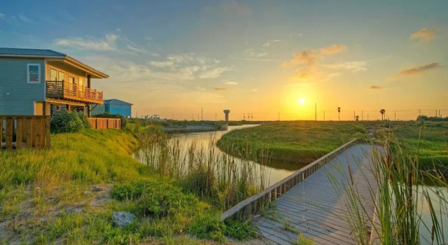 Коттедж 361 Bayview by Avantstay Pool, Firepit + Pond View Golf Cart-friendly Boardwalk to Beach