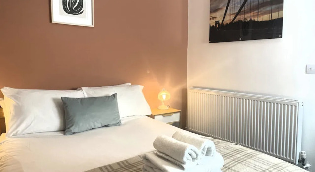 Contemporary Garden Flat in Clifton, Забронировать Отель Отели Бристоля с парковкой, рядом с We The Curious, Парковка